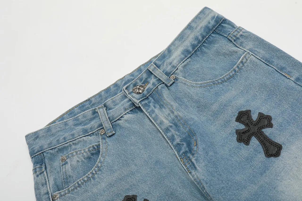KE972#P240 The only correct leather label version on the market Chrome Hearts CH Cross embroidery distressed jeans Top ceiling quality 100% correct version The correct version is here!  Believe me this must be the best quality you will ever come across! ! Excellent value for money! !  Styles with different washes and textures are very friendly to people with thin legs and thick legs. The straight version is very flattering to the shape of the legs. The moderate length is timeless and easy to match. It is the basis of various styles and a must-have in the wardrobe! ! Add a little stacking to easily control this year's popular clean fit fabric. The fabric is stiff but the upper body is soft without losing texture. The sides and cuffs of some styles have a bone-wash effect. It's really hard not to love it! The outfit effect is immediate! ✅Correctly customize the Croxin metal leather label on the back panel. It is not sold directly with the cross on the finished jeans. 1:1 copying strives for excellence and the details are perfectly grasped. ✅The cross leather label is clear and smooth. Exquisite turning top craftsmanship. ✅Buttons, zippers and hardware are all customized versions of the Croxin LOGO. ✅High-cost washing process. Size: 28 30 32 34 36 (5 sizes)